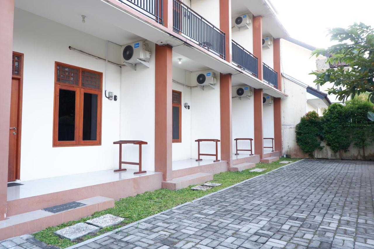 Reddoorz At Bale Eja Syariah Senggigi Apartment Montongbuwoh Ngoại thất bức ảnh