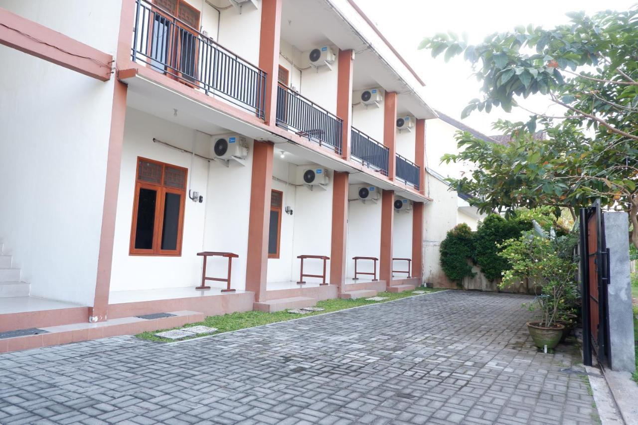Reddoorz At Bale Eja Syariah Senggigi Apartment Montongbuwoh Ngoại thất bức ảnh